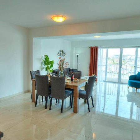 Seafront Beautifully Furnished 2 Bedrooms Gogzr-3 Gżira Kültér fotó