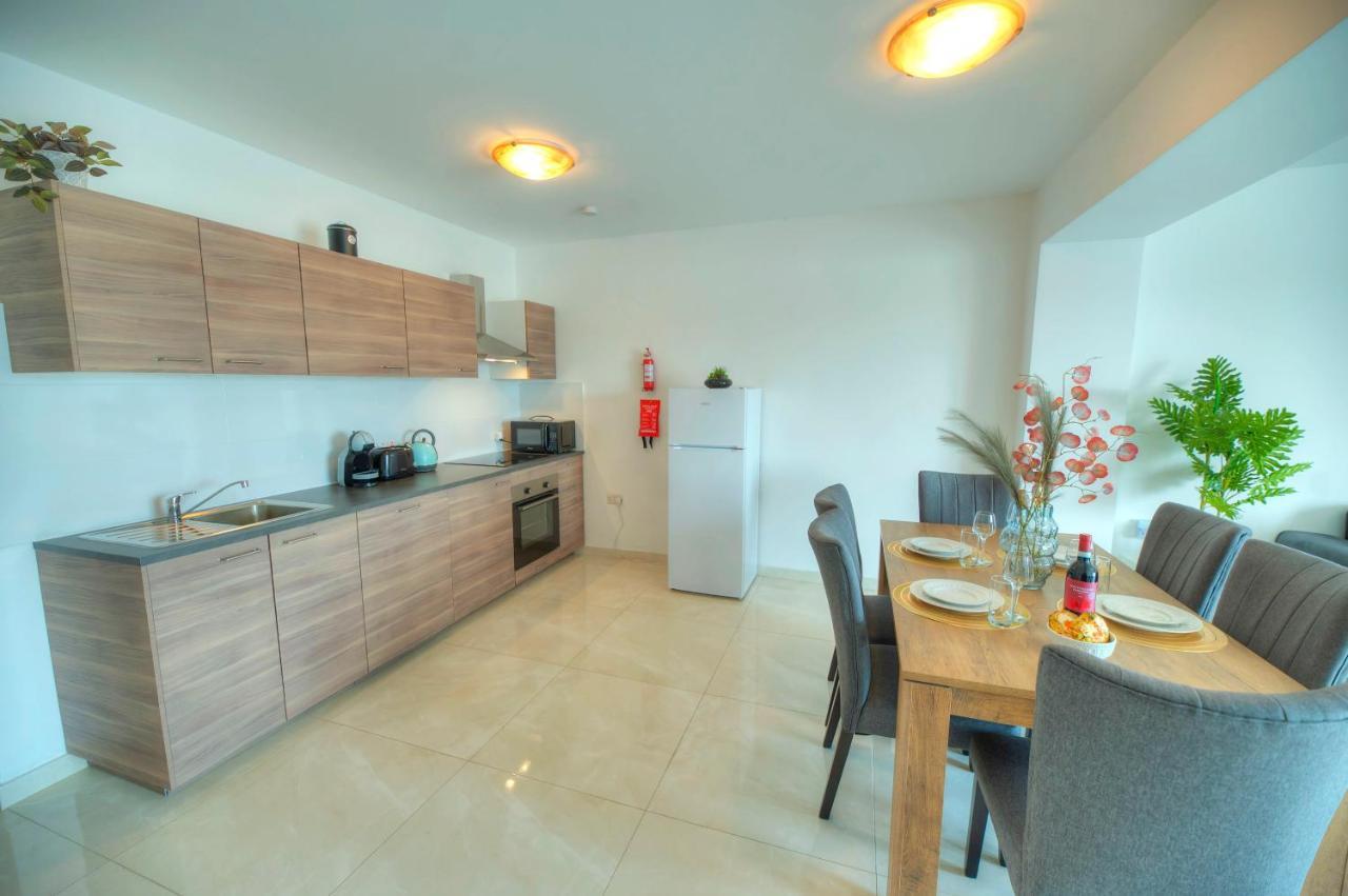 Seafront Beautifully Furnished 2 Bedrooms Gogzr-3 Gżira Kültér fotó