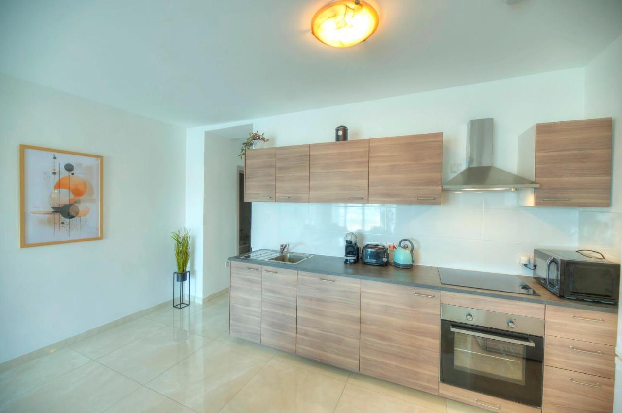 Seafront Beautifully Furnished 2 Bedrooms Gogzr-3 Gżira Kültér fotó