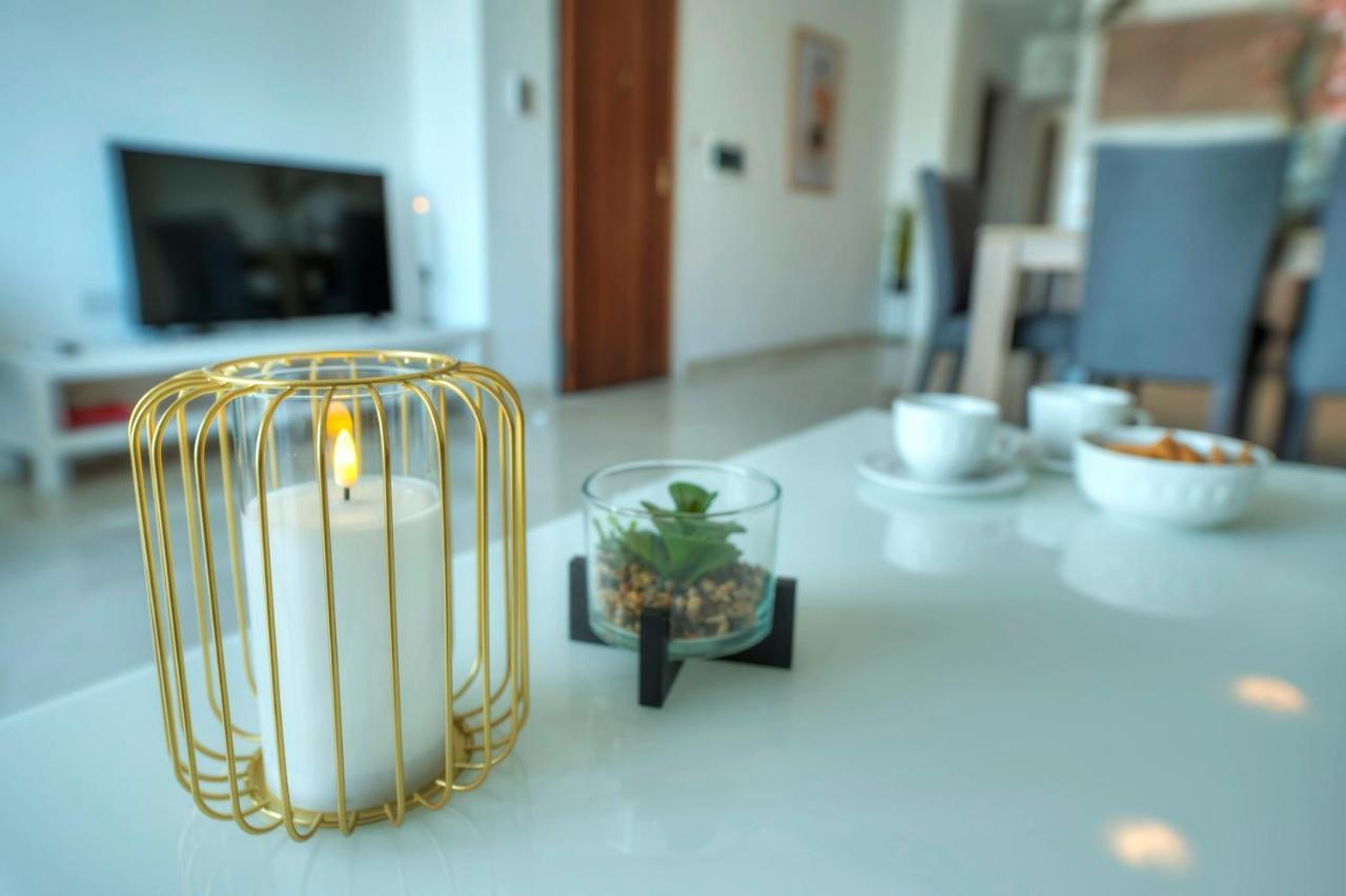 Seafront Beautifully Furnished 2 Bedrooms Gogzr-3 Gżira Kültér fotó