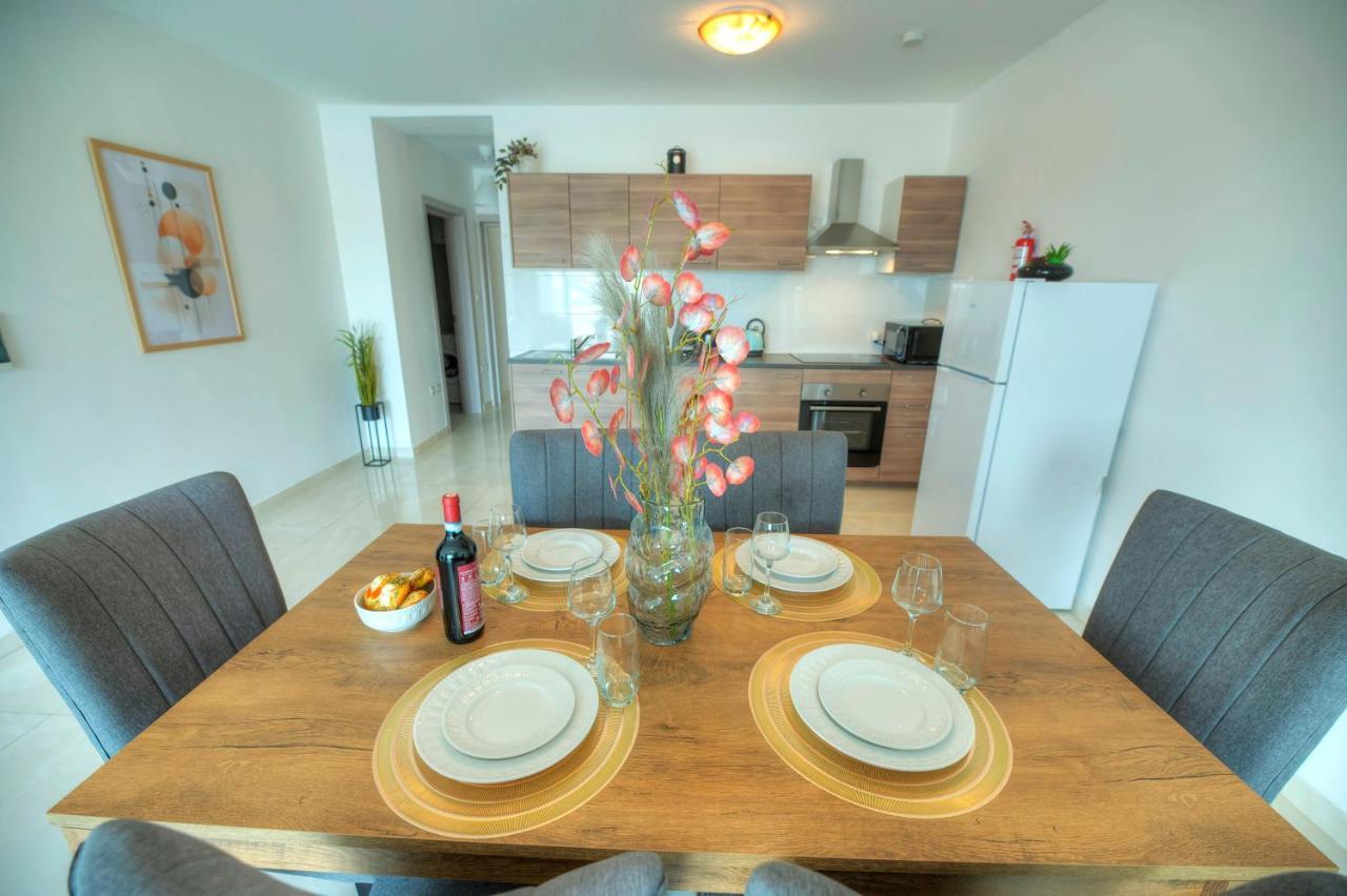 Seafront Beautifully Furnished 2 Bedrooms Gogzr-3 Gżira Kültér fotó