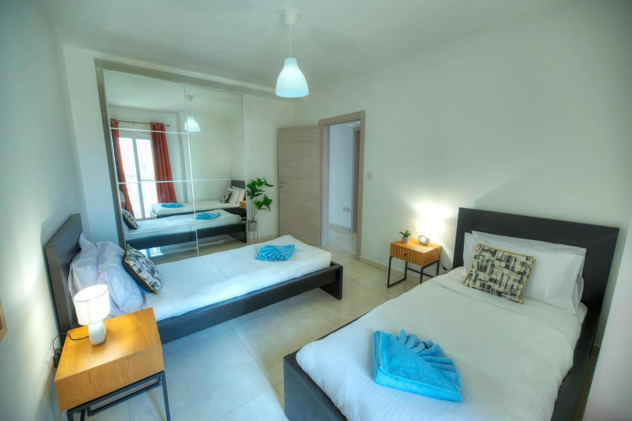 Seafront Beautifully Furnished 2 Bedrooms Gogzr-3 Gżira Kültér fotó
